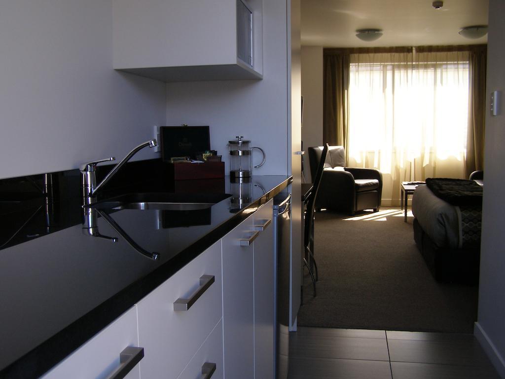 Bellano Motel Suites Christchurch Ngoại thất bức ảnh A studio apartment in Paris, France