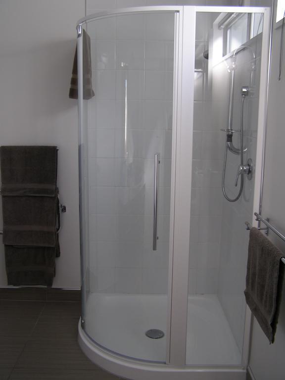 Bellano Motel Suites Christchurch Phòng bức ảnh A shower enclosure