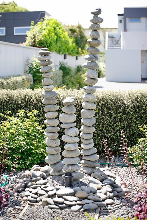 Bellano Motel Suites Christchurch Ngoại thất bức ảnh A stone cairn