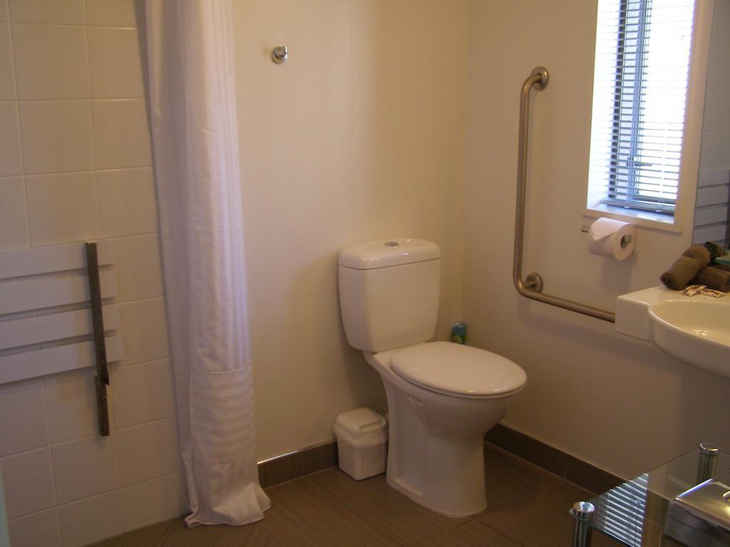 Bellano Motel Suites Christchurch Phòng bức ảnh A bathroom in a hotel