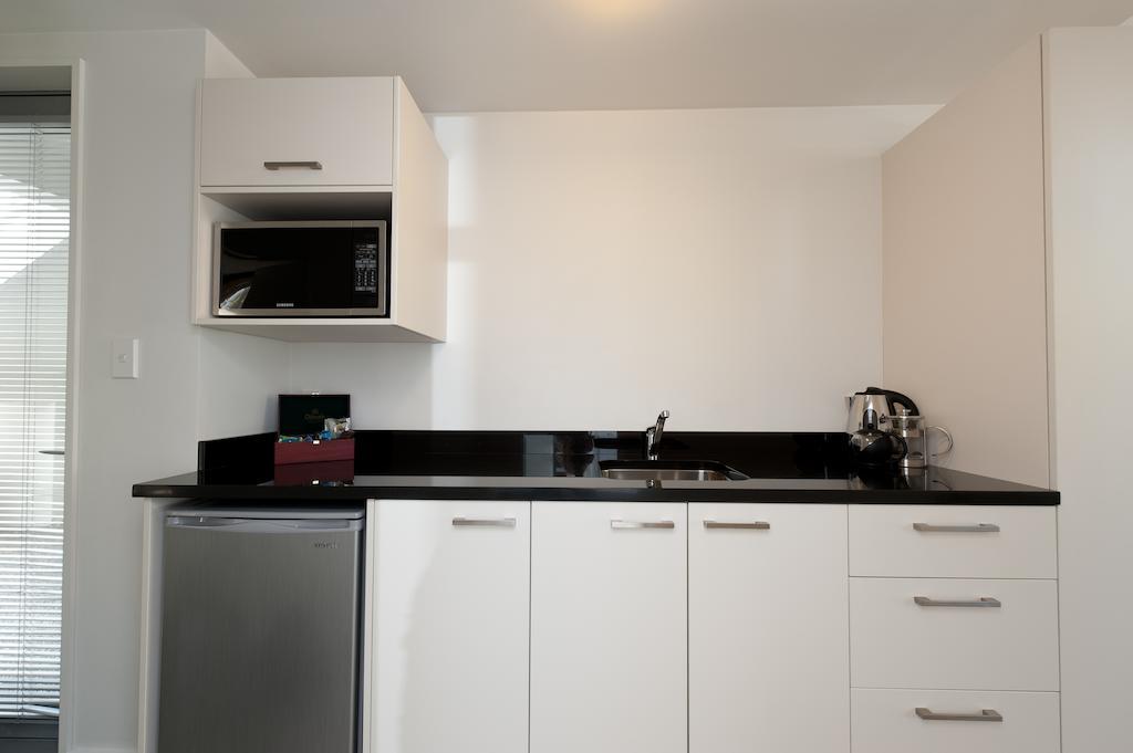 Bellano Motel Suites Christchurch Phòng bức ảnh A kitchenette in a hotel