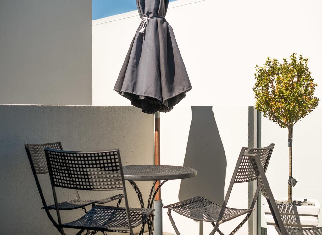 Bellano Motel Suites Christchurch Ngoại thất bức ảnh A patio set