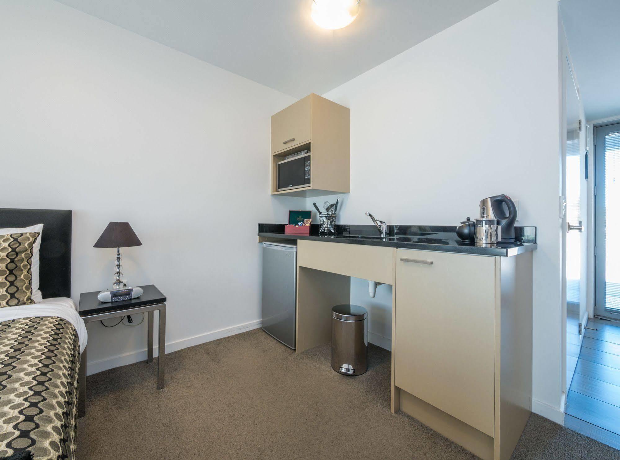 Bellano Motel Suites Christchurch Ngoại thất bức ảnh A kitchenette in a studio apartment