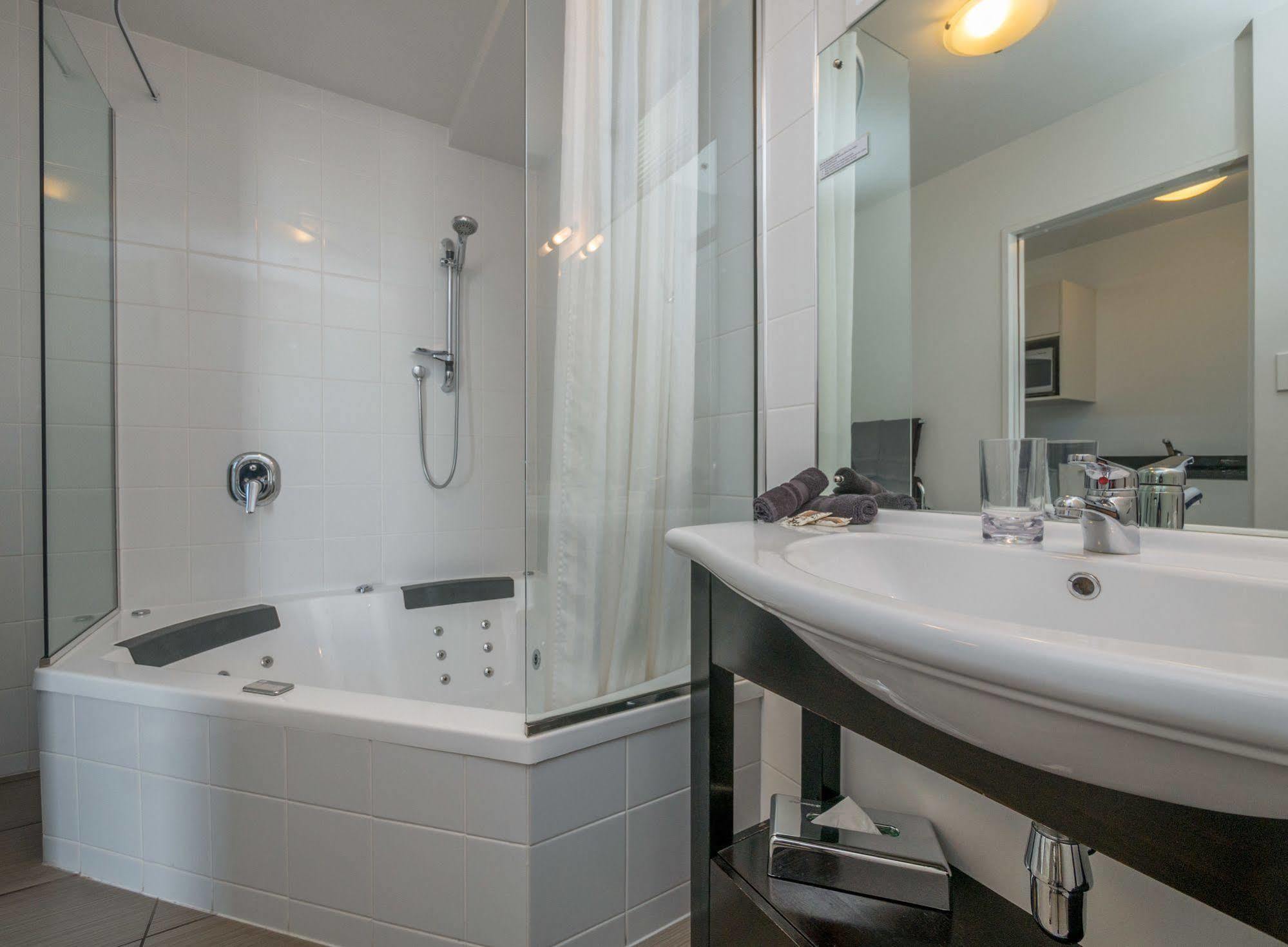 Bellano Motel Suites Christchurch Ngoại thất bức ảnh A shower bath