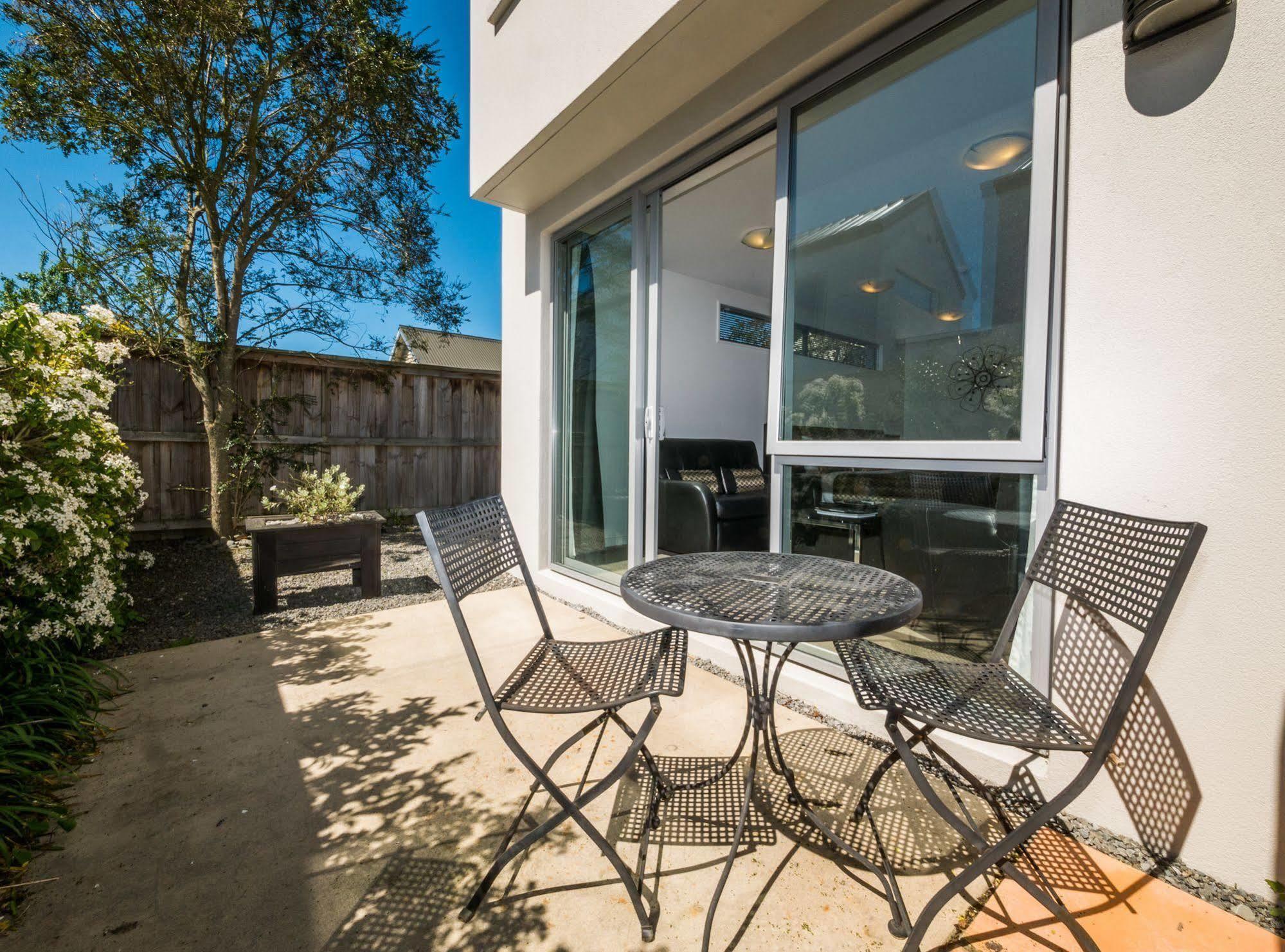 Bellano Motel Suites Christchurch Ngoại thất bức ảnh A patio in a house
