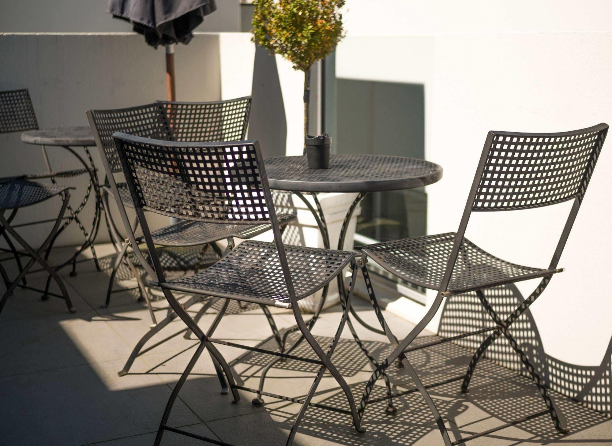 Bellano Motel Suites Christchurch Ngoại thất bức ảnh Bistro set
